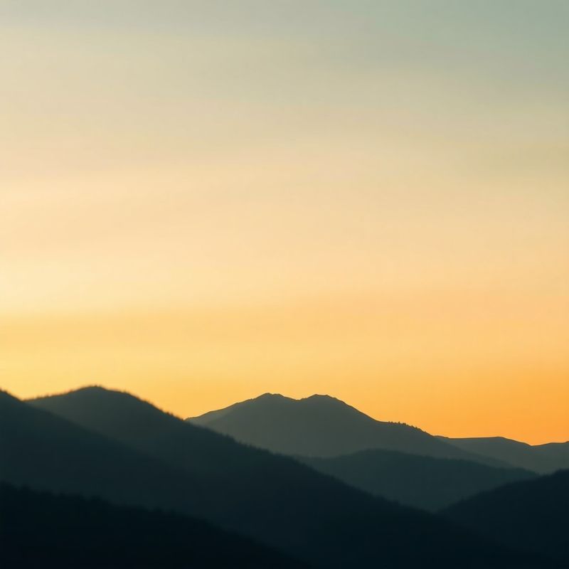 Abstraktný gradient v lesnej zelenej a krémovej farbe so siluetou slovenských hôr